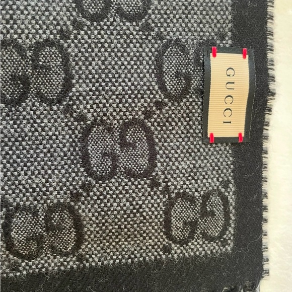 GUCCI Scarf! NEW! GG Pattern in REVERSABLE colors, the size is 34 x 194cm. - Picture 8 of 10